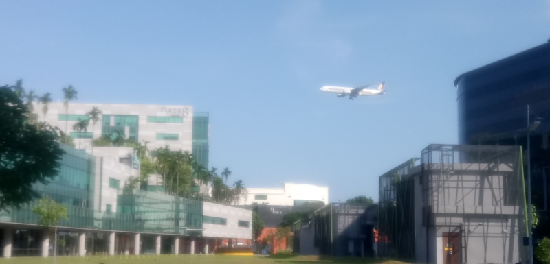 Flugzeug über dem Expogelände in Singapur